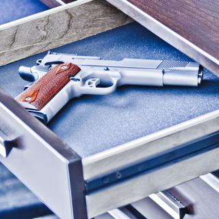 La vente d’arme à feu doit être annoncée à la police cantonale du lieu de domicile de l'acheteur dans les 30 jours. [Fotolia - Aurum]