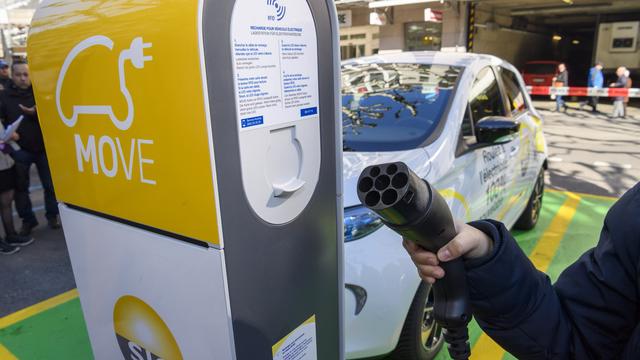 Station de recharge électrique sur l'espace public à Genève. [Keystone - Martial Trezzini]