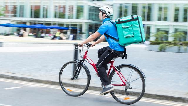 Les repas livrés à domicile représentent un marché aussi pour les coursiers à vélo. [fotolia - Daisy Daisy]