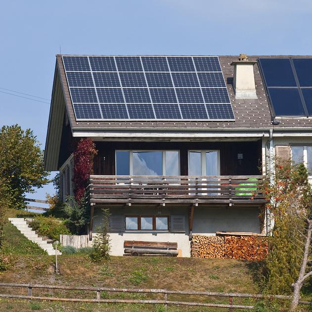 Des outils de la Confédération permettent d'évaluer le potentiel solaire de votre maison. [Keystone - Gaetan Bally]