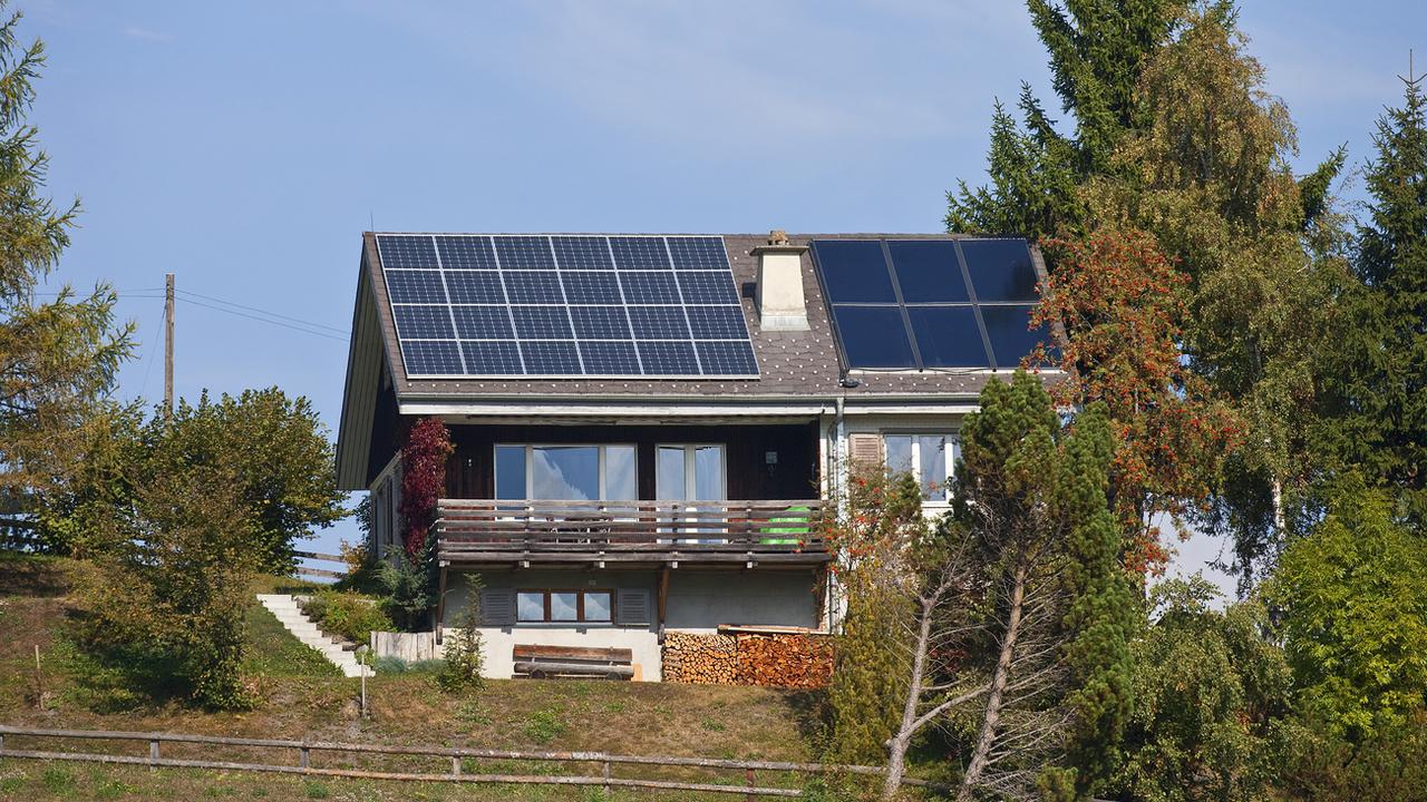 Des outils de la Confédération permettent d'évaluer le potentiel solaire de votre maison. [Keystone - Gaetan Bally]
