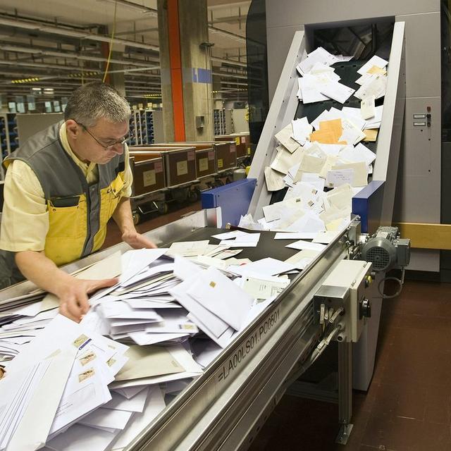 Pour un traitement efficace du courrier, il est conseillé de suivre les directives de la Poste. [Keystone - Salvatore Di Nolfi]