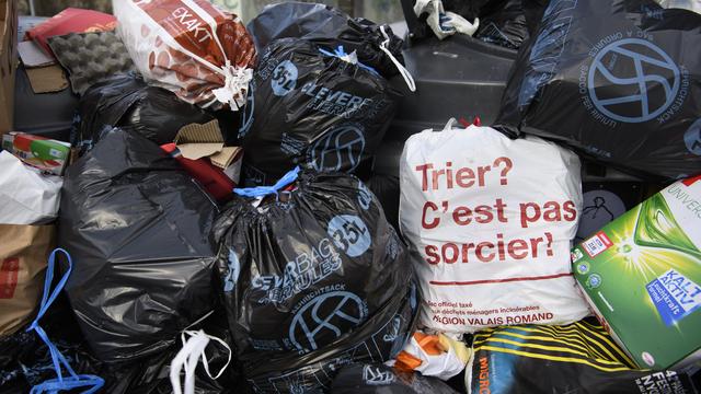 Des le 1er janvier 2018, le Valais romand applique le principe du pollueur-payeur pour les déchets urbains. [Keystone - Laurent Gilliéron]