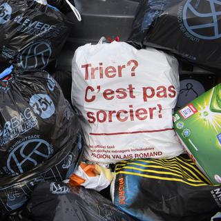 Des le 1er janvier 2018, le Valais romand applique le principe du pollueur-payeur pour les déchets urbains. [Keystone - Laurent Gilliéron]