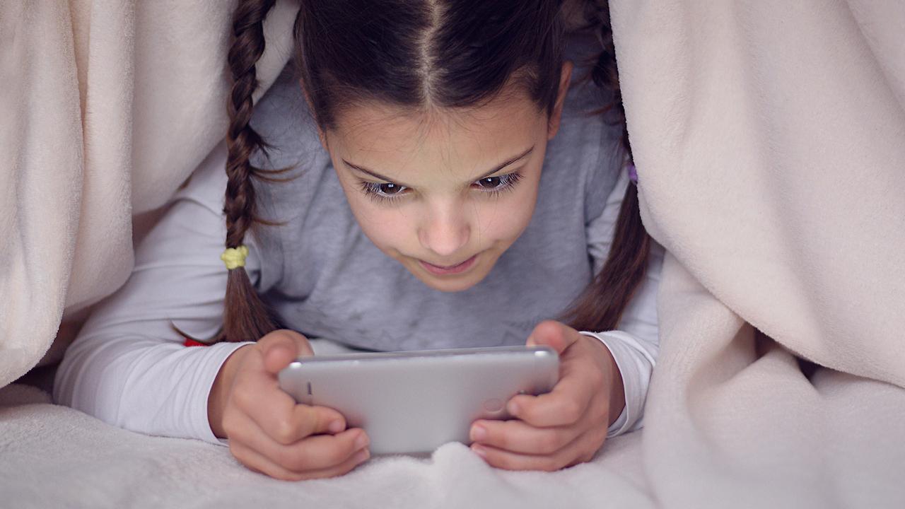 Les enfants en Suisse utilisent intensément smartphones et tablettes. [fotolia - radeboj11]