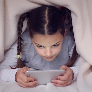Les enfants en Suisse utilisent intensément smartphones et tablettes. [fotolia - radeboj11]