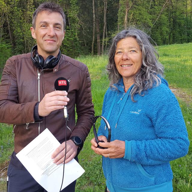 L'herboriste Marlène Galletti et Henry Buxant en direct de Massongex (VS). [RTS - Xavier Bloch]