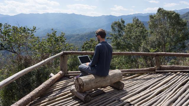 Internet permet à certains de vivre et travailler de n'importe où dans le monde. [Fotolia - Suzanne Plumette]