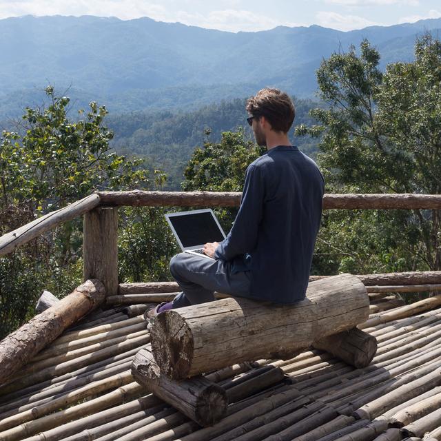 Internet permet à certains de vivre et travailler de n'importe où dans le monde. [Fotolia - Suzanne Plumette]