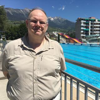 Guy Défayes, inspecteur valaisan des eaux de baignades, à la piscine de la Blancherie à Sion. [RTS - Isabelle Fiaux]