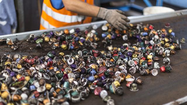 Les capsules Nespresso usagées sont triées dans le centre de recyclage du groupe Barec à Moudon. [Keystone - Gaetan Bally]