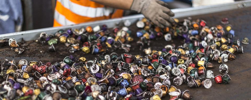 Les capsules Nespresso usagées sont triées dans le centre de recyclage du groupe Barec à Moudon. [Keystone - Gaetan Bally]