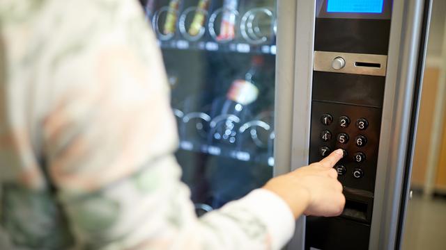 Les boissons sucrées et les barres chocolatées occupent trop de place dans les automates. [Fotolia - Syda Productions]