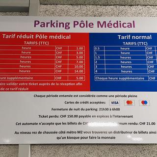 Tableau d'information sur les différents tarifs appliqués au parking du centre médical d'Epalinges (VD). [RTS - Maya Chollet]