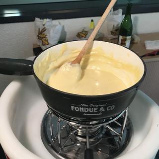 La fondue-fraicheur gingembre citron préparée par les Compagnons du caquelon. [RTS - Sacha Horovitz]