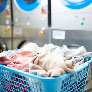 Un propriétaire a-t-il l’obligation de mettre un lave-linge à disposition des locataires? [Depositphotos - pressmaster]