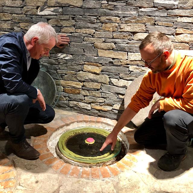 De gauche à droite, Amédée Mathier, et Fadri Kuonen, directeur et oenologue de la cave Albert Mathier et fils. [RTS - Johanna Commenge]