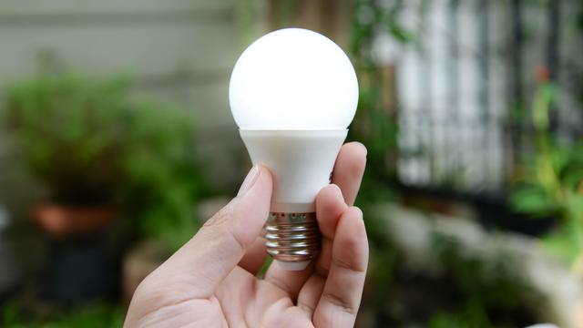 Ampoules LED, "On en parle" vous aide à faire le bon choix. [Depositphotos - magneticmcc]