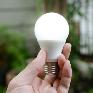Ampoules LED, "On en parle" vous aide à faire le bon choix. [Depositphotos - magneticmcc]