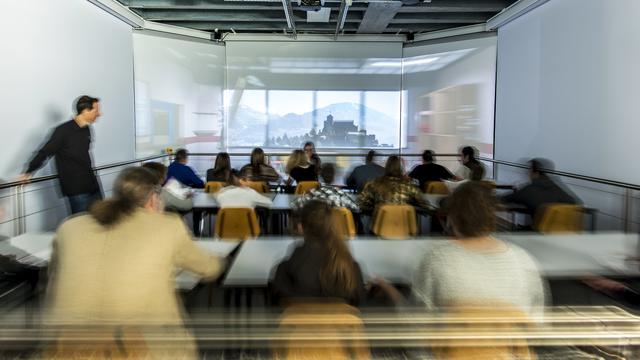 Le simulateur sismique en action dans le Centre pédagogique de prévention des séismes (CPPS) à la Haute école d'ingenierie à Sion (HES-SO). [Keystone - Olivier Maire]