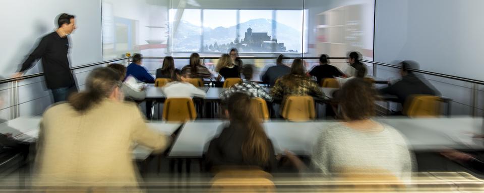 Le simulateur sismique en action dans le Centre pédagogique de prévention des séismes (CPPS) à la Haute école d'ingenierie à Sion (HES-SO). [Keystone - Olivier Maire]