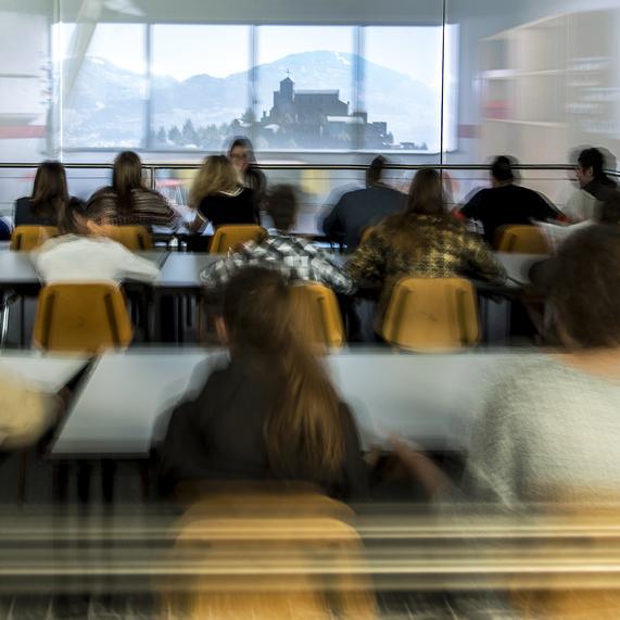 Le simulateur sismique en action dans le Centre pédagogique de prévention des séismes (CPPS) à la Haute école d'ingenierie à Sion (HES-SO). [Keystone - Olivier Maire]