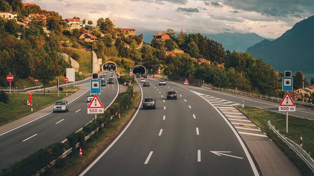 Qu'encourent les piétons et cyclistes qui empruntent l’autoroute? [Depositphotos - annanahabed]