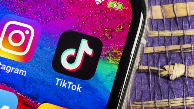 L'application Tik Tok offre une créativité sans limite aux préadolescents qui l'utilisent. [Depositphotos - bigtunaonline]