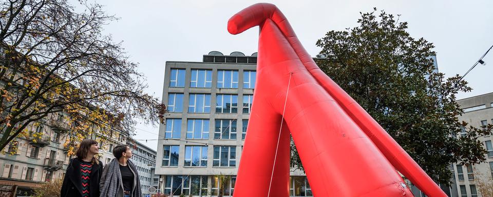 Clitoris gonflable à Genève pour le festival Les Créatives en novembre 2018. [AFP - Fabrice Coffrini]