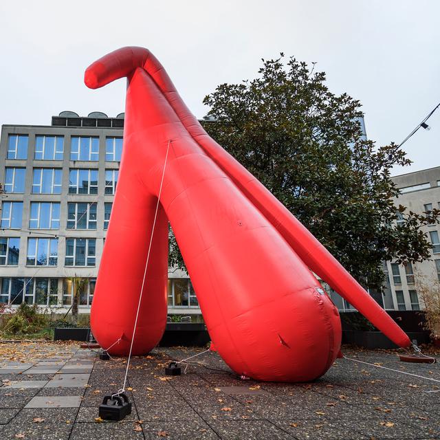 Clitoris gonflable à Genève pour le festival Les Créatives en novembre 2018. [AFP - Fabrice Coffrini]