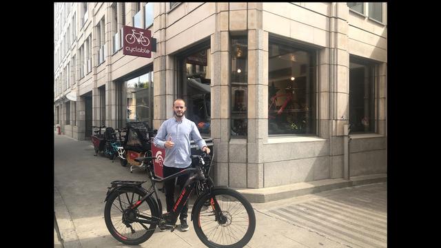Romain Marandet, patron des boutiques Cyclable à Lausanne et Genève, derrière un "speedbike". [RTS - Jérôme Zimmermann]