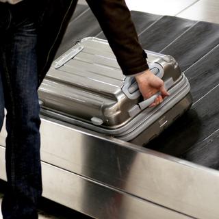 Un bagage "sans passager" est-il automatiquement déchargé de la soute d'un avion avant le décollage? [Depositphotos - PinkBadger]
