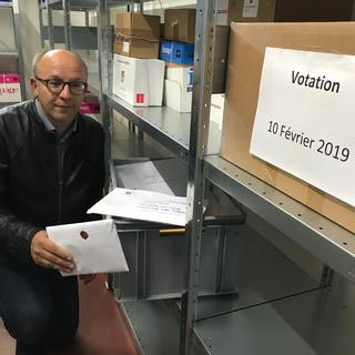 Pascal Fontana, vice-chancelier du canton de Neuchâtel, dans l’abri antiatomique conservant les bulletins de vote. [RTS - Alain Christen]