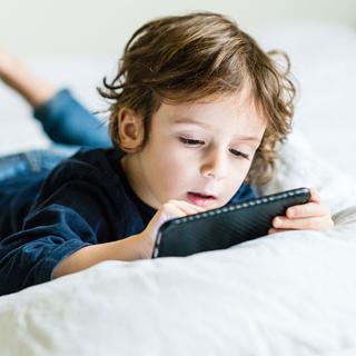 Il faut apprendre aux enfants à se servir des écrans selon leur âge. [AFP - Voisin / Phanie]