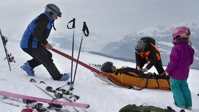 76'000 skieurs se blessent chaque année sur les pistes de Suisse. [Keystone - Gaëtan Bally]