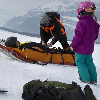 76'000 skieurs se blessent chaque année sur les pistes de Suisse. [Keystone - Gaëtan Bally]
