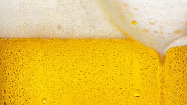 0,5% d’alcool dans une bière étiquetée sans alcool: une pratique fréquente et légale qui suscite plusieurs questions. [Depositphotos - pogonici]