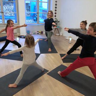 Jeunes yogis lors de leur cours au studio Equilibre yoga à Lausanne. [RTS - Johanna Commenge]