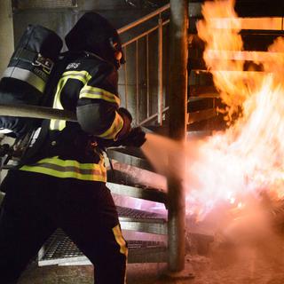 Les objets abimés par la fumée et l’eau lors d'un incendie peuvent parfois être assainis. [Keystone - Laurent Gillieron]