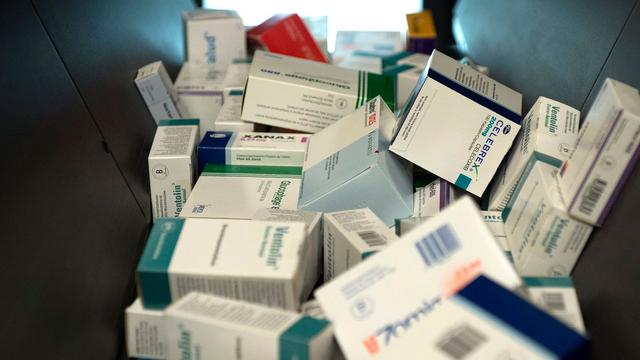 Plusieurs experts dénoncent l'obsolescence programmée des médicaments. [Keystone - Peter Schneider]