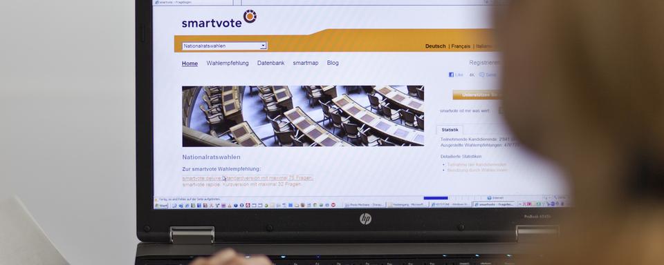 Smartvote est un outil à base de questionnaires pour indiquer aux électeurs-trices quels partis ou candidat-e-s leur correspondent le plus. [Keystone - Gaetan Bally]