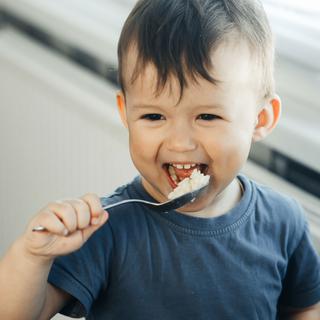 Les nourrissons et les enfants en bas âge ne doivent consommer des produits à base de riz qu'avec modération. [Fotolia - komokvm]