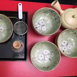 Dégustation de thés japonais avec Emiko Okamoto, ambassadrice officielle du thé japonais en Suisse. [RTS]