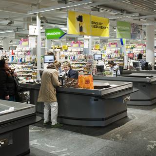 A la caisse d’un supermarché, quelle file faut-il choisir? [Keystone - Christian Beutler]