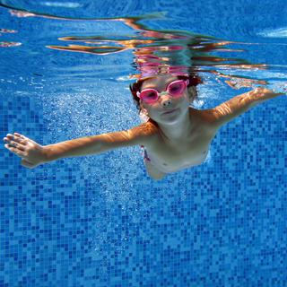 A partir de quel âge les enfants peuvent-ils apprendre à nager? [Depositphotos - JaySi]