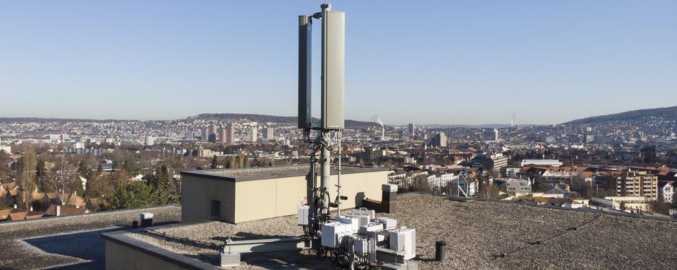 Les opérateurs de réseau vont progressivement installer la 5G sur les différentes antennes du pays. [Keystone - Christian Beutler]