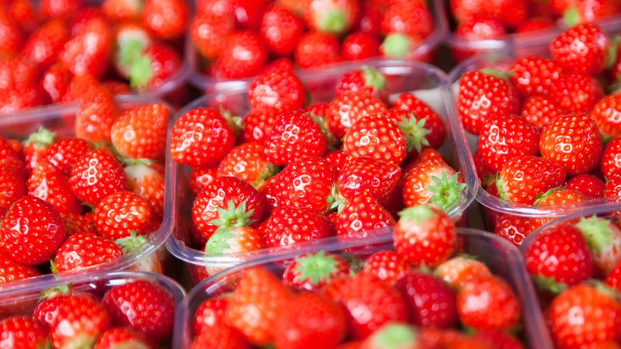 Dans les grandes surfaces, les fraises sont actuellement vendues en action. [Depositphotos - kotomiti]