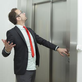 Ascenseur hors service, les locataires peuvent être indemnisés. [Depositphotos - Zoff-photo]