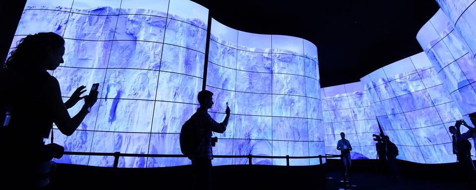 Installation de télévisions OLED sur le stand de LG à Berlin, le 30 août 2018. [AFP - Tobias Schwarz]