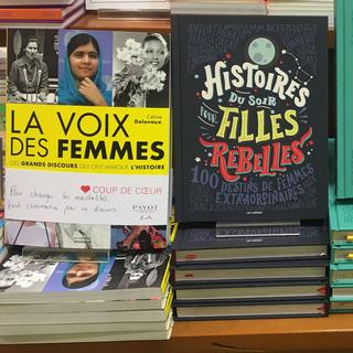 La littérature "girl friendly" en tête de gondole dans la libraire Payot à Lausanne. [RTS - Isabelle Fiaux]